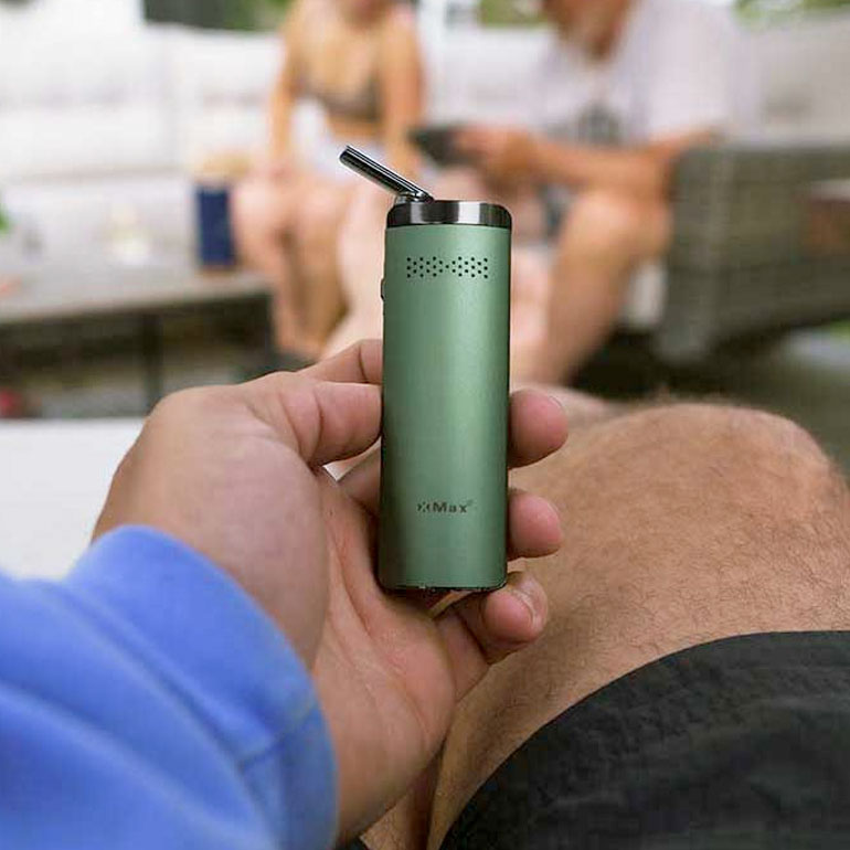 XMAX Starry V4 Vaporizer in use